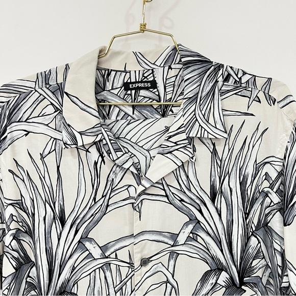 Express Leaf Print Button-Up Shirt Cream Black Gray Short Sleeve Soft Viscose - Picture 5 of 6